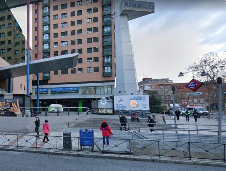 Detenidas dos chicas de 16 años y dos de 19 por patear y robar a una menor de 15 en Ciudad Lineal (Madrid)