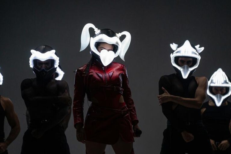 Rosalía concluye en París su gira 'Motomami' tras actuar ante casi 2 millones de personas