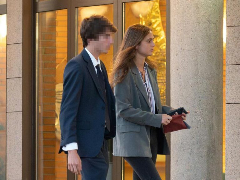 Mencía Soto Sartorius y su hermano Álvaro se apoyan el uno al otro en la triste despedida a Marta Chávarri