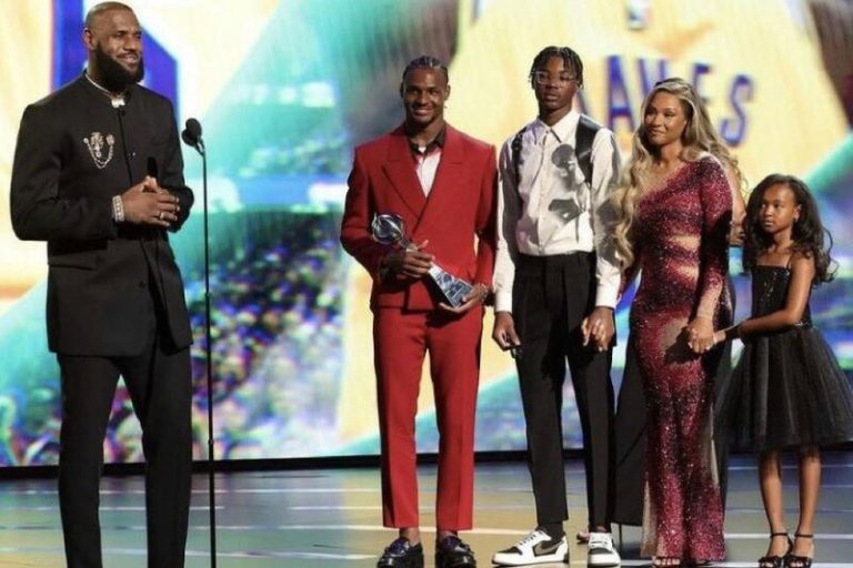 Bronny James, hijo de LeBron James, se encuentra 