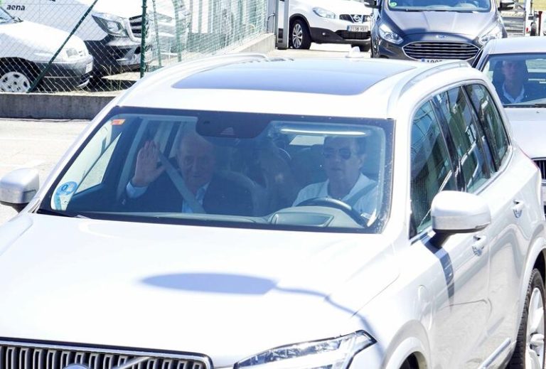 El Rey Juan Carlos aterriza de nuevo en Vigo para participar en las regatas de Sanxenxo (Pontevedra)
