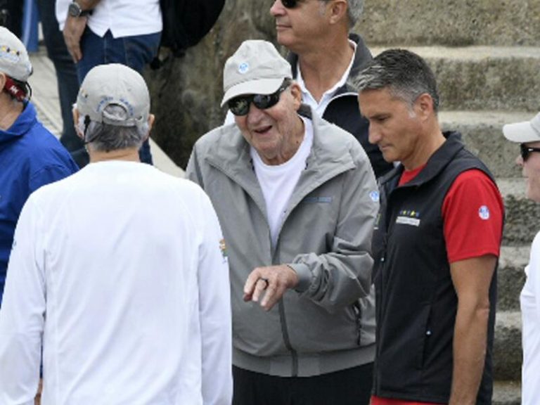 Don Juan Carlos I llega al Club Náutico de Sanxenxo para comenzar sus entrenamientos