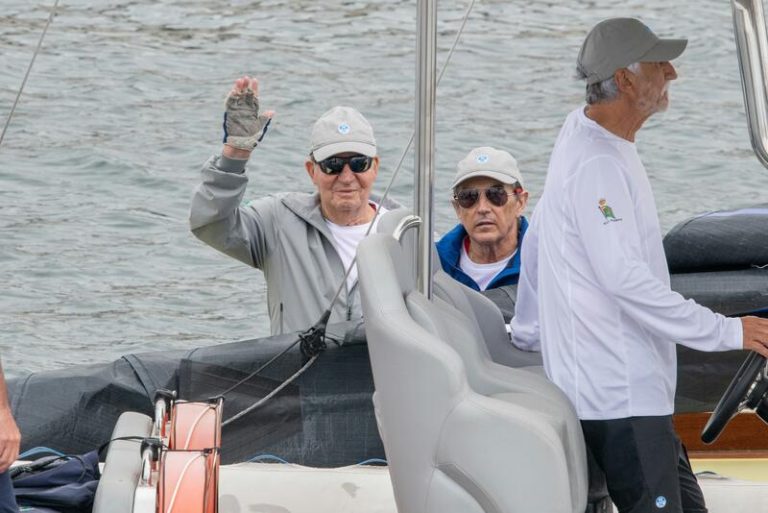 Juan Carlos I llega al puerto deportivo de Sanxenxo para salir a navegar a bordo del 'Bribón'