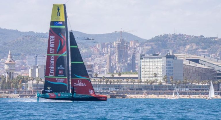 Emirates Team New Zealand, equipo campeón y defensor de la Copa América, ya navega en Barcelona