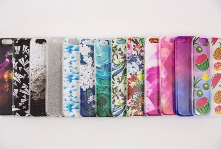 Así debes limpiar la funda del móvil según su material