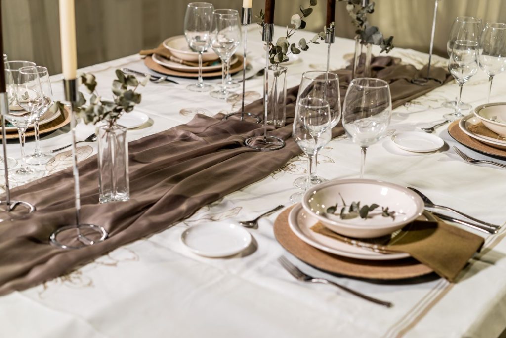 EL estilo en la mesa tiene nombre de mujer: Lola Bauer 95 CON camino de mesa