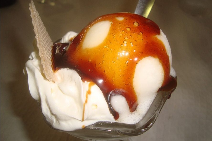 con toping de caramelo