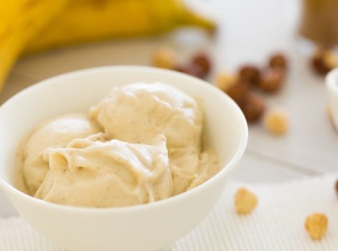 Como-hacer-un-helado-de-platano-rico-refrescante-y-sano-4