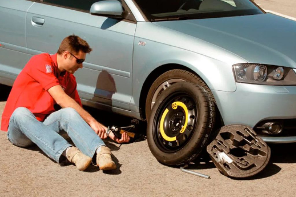 Consejo # 8. Rueda de repuesto y Kit de antipinchazos
