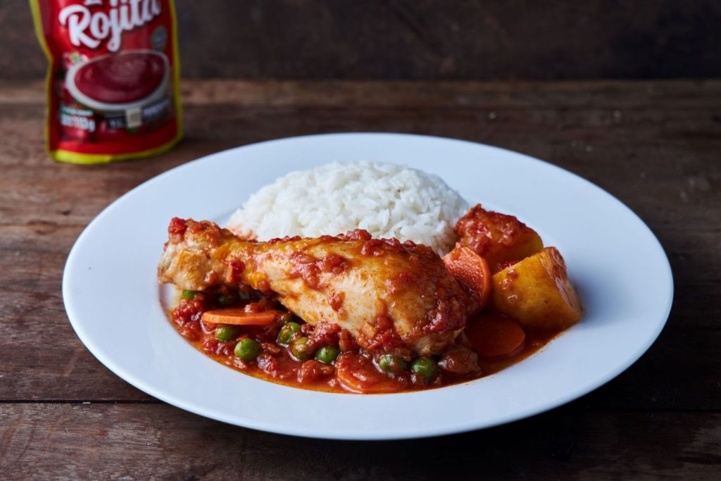 ¿Cuánto tiempo se tarda en cocinar el guiso de pollo?