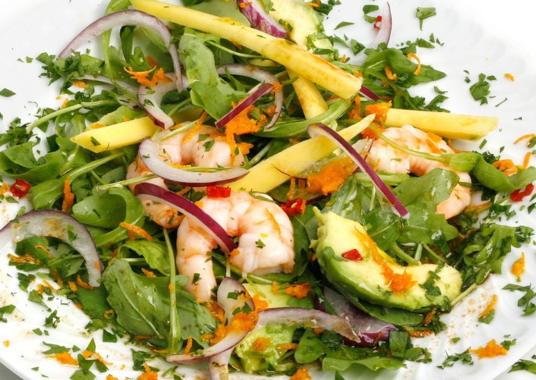 Ensalada de langostinos cómo prepararla ligera y rica para el verano