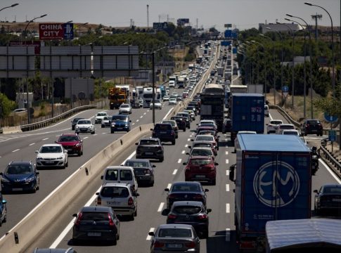 EuropaPress_3219366_atascos_km_17_a4_dia_arranca_prevision_incierta_pandemia_coronavirus Atascos en el Km 17 de la A4 en el día en el que arranca, con una previsión incierta por la pandemia del coronavirus, la ‘Operación Salida' del verano, en Madrid (España), a 3 de julio de 2020.