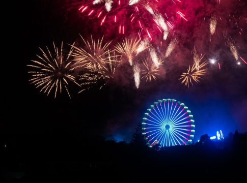 Vista de fuegos artificiales durante los Fuegos del Apóstol en las Fiestas del Apóstol Santiago 2022, a 24 de julio de 2022, en Santiago de Compostela, A Coruña, Galicia (España)