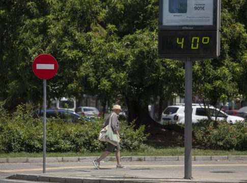 Termómetro de calle marcando 40 grados. A 16 de junio de 2023, en Sevilla (Andalucía, España).