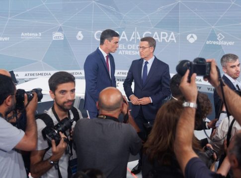 El presidente del Gobierno y candidato del PSOE a la reelección, Pedro Sánchez, y el candidato del PP a la presidencia, Alberto Núñez Feijóo, se saludan antes del programa 'Cara a Cara.