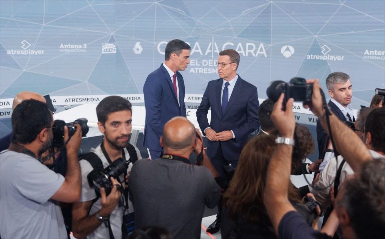 Piedras a Feijóo y burbujas a Pedro Sánchez: RTVE retrata su 