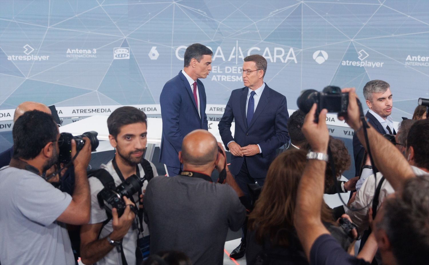 El presidente del Gobierno y candidato del PSOE a la reelección, Pedro Sánchez, y el candidato del PP a la presidencia, Alberto Núñez Feijóo, se saludan antes del programa 'Cara a Cara.