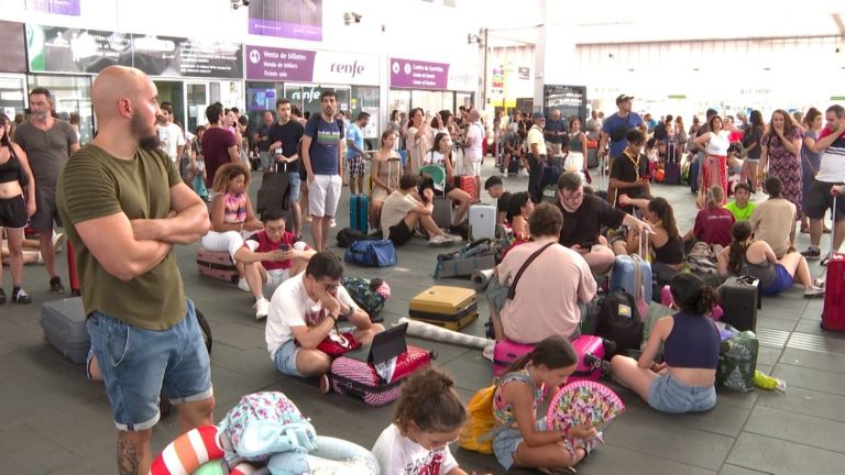 La falta de información enfada a los afectados por la suspensión de los trenes de alta velocidad de Valencia