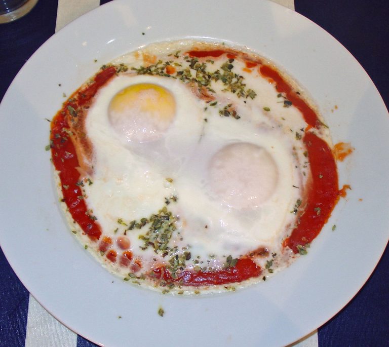 Fáciles de preparar, ricos, y saludables: huevos al plato con jamón