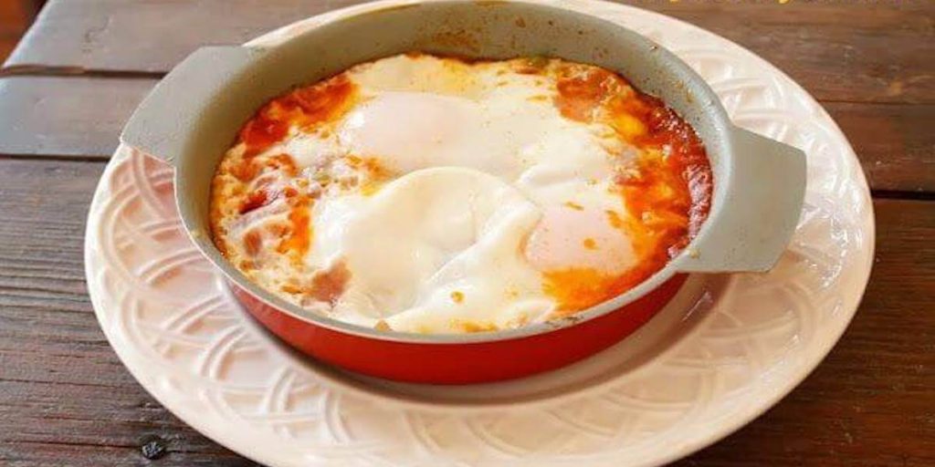 ¿Cómo se preparan los huevos al plato con jamón?
