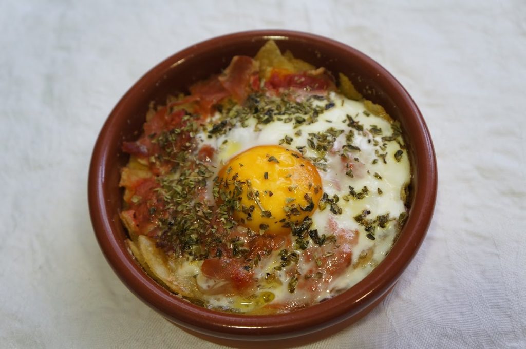 ¿Qué se necesita para preparar unos buenos huevos al plato con jamón?
