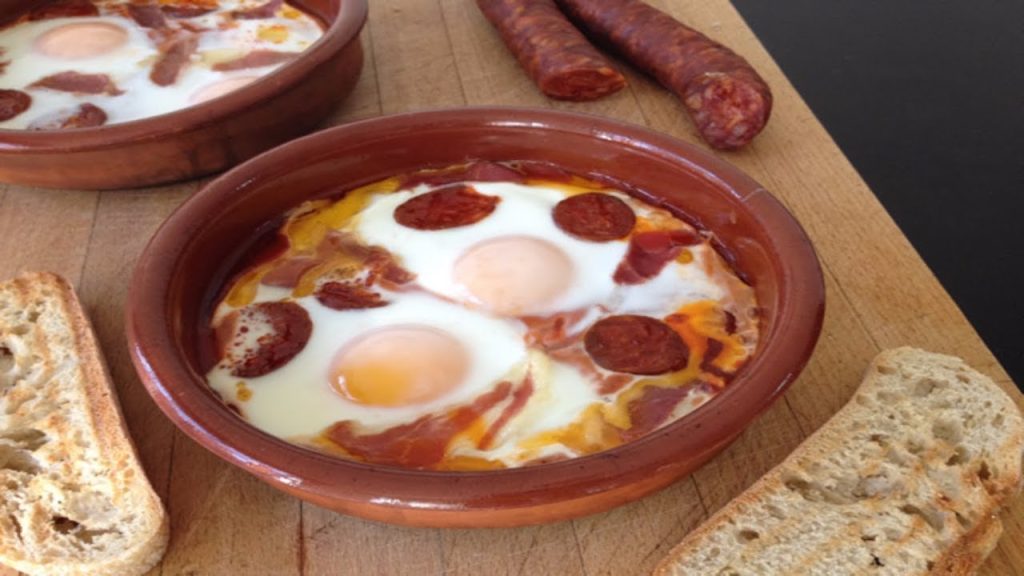 No hay nada más rico y más práctico que los huevos al plato con jamón