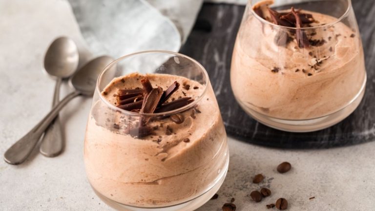 Mousse de mango y arándanos: la receta ligera y sin horno que te salva el verano
