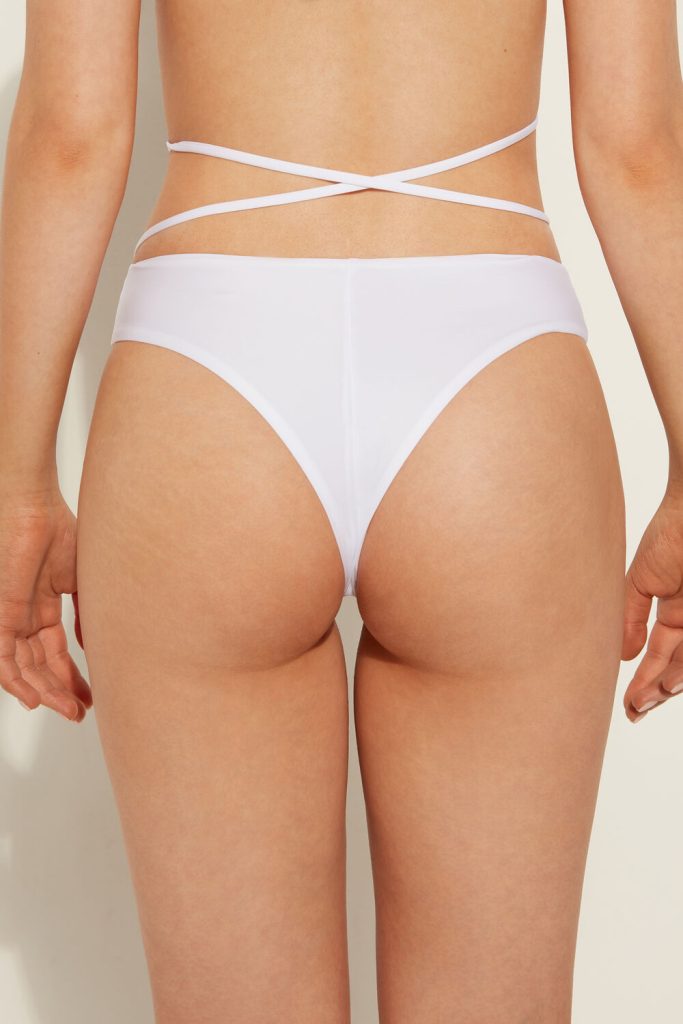 Con espectaculares apliques de rosas