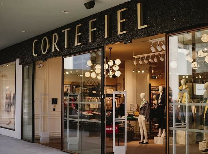 La falda de Cortefiel que no tiene nada que envidiar a las de Desigual