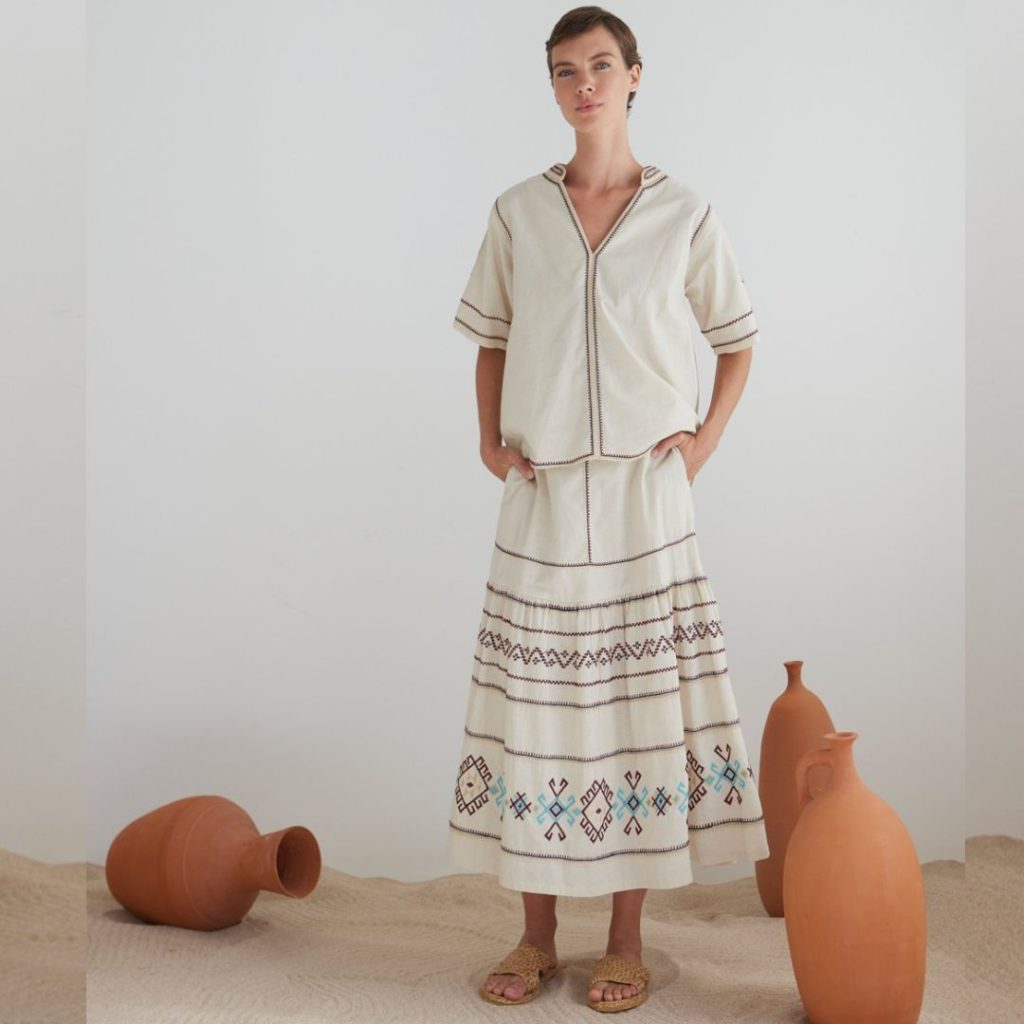 La falda midi de Zara a mitad de precio más cool de este verano 113 ¿Cómo puedo combinar la falda midi de Zara con otras prendas de verano?