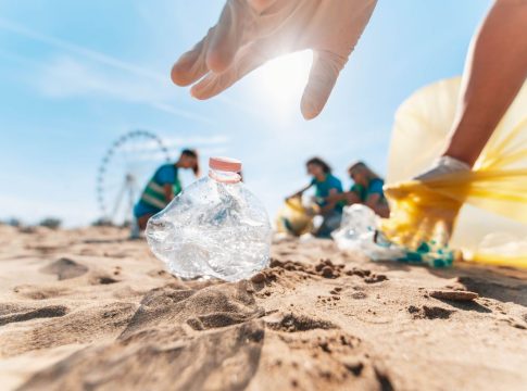 Limpia la playa de plásticos, pero solo por el postureo
