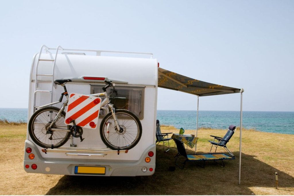 No se permite dormir en la playa