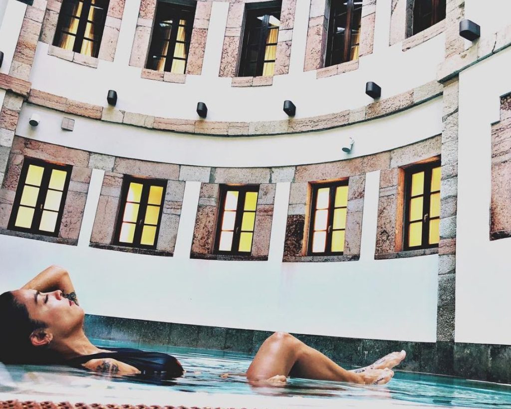 Su gusto por la música la lleva a los lugares de moda