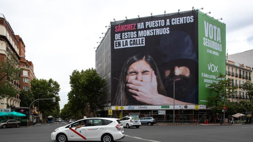 Pancarta de Vox violadores