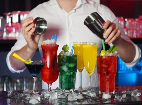 Qué necesitas para deleitar a todos con deliciosos cócteles preparados en casa 8 ideas de cócteles que puedes hacer en casa y disfrutar con amigos en las noches veraniegas