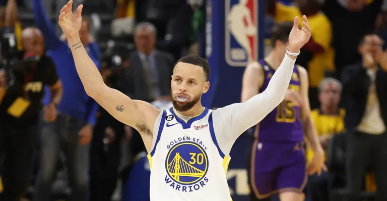 Stephen Curry revienta el sentido homenaje de Warriors a Klay Thompson