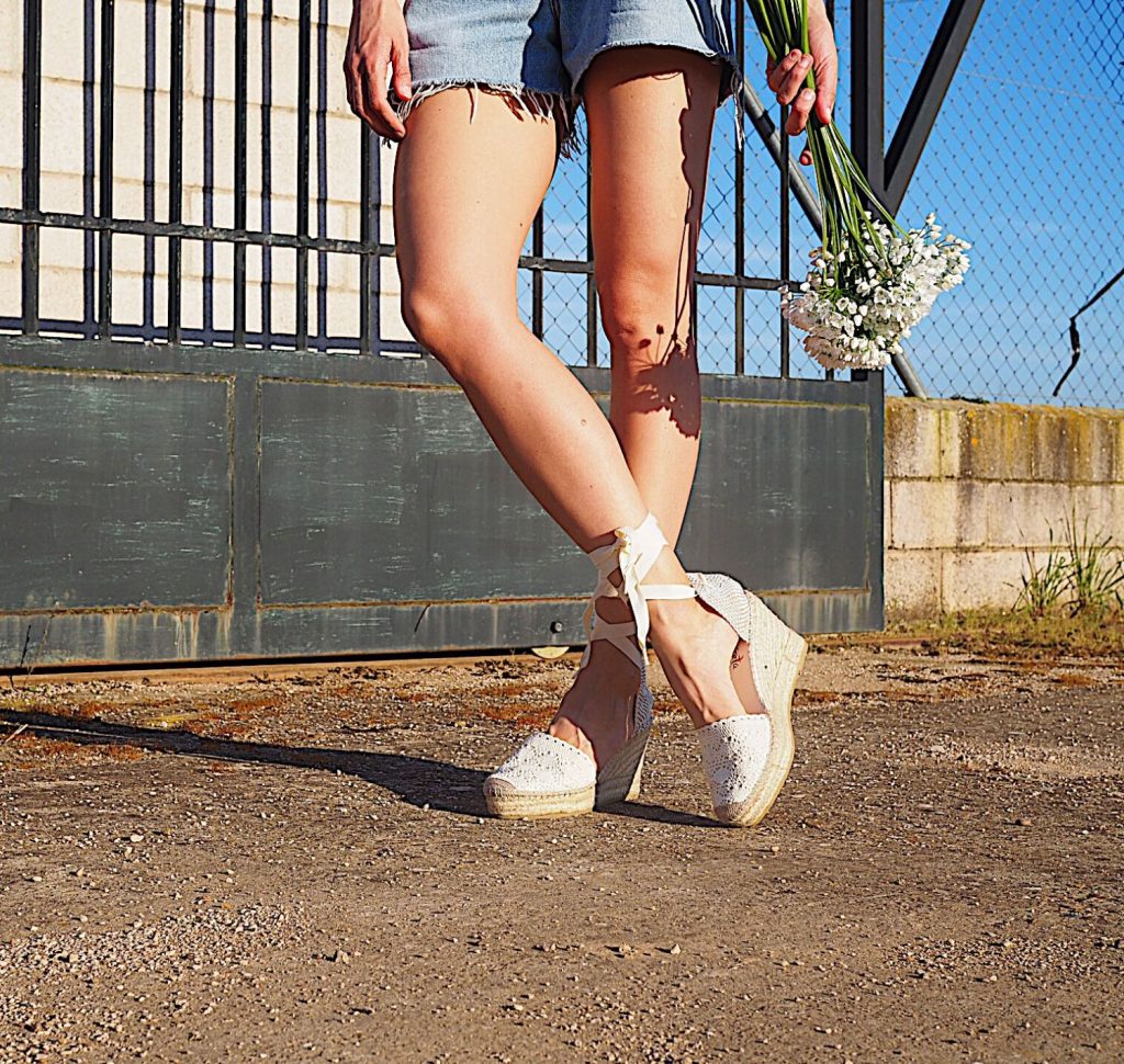 Alpargatas cuña yute atadas denim de la colección de Stradivarius