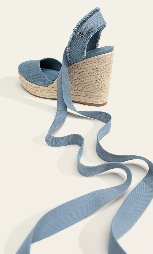 Diseño con deshilachado en el tobillo