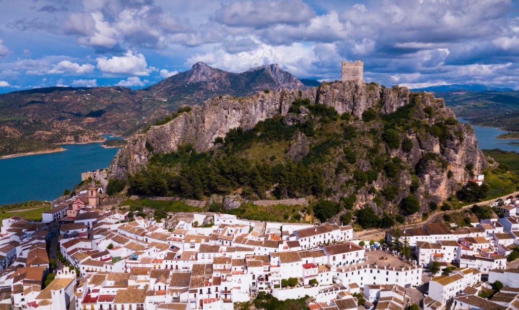 10 pueblos de Andalucía para una escapada de otoño 7 Zahara de la Sierra en Cádiz