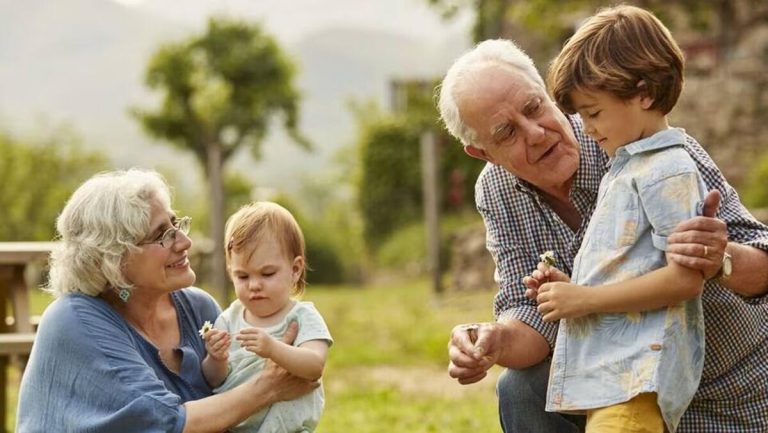 El plan político de la conciliación familiar fracasa: los abuelos siguen siendo la 