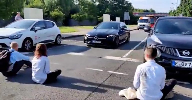 Un hombre se cansa de los activistas climáticos, y no duda en utilizar su Mercedes para demostrarlo
