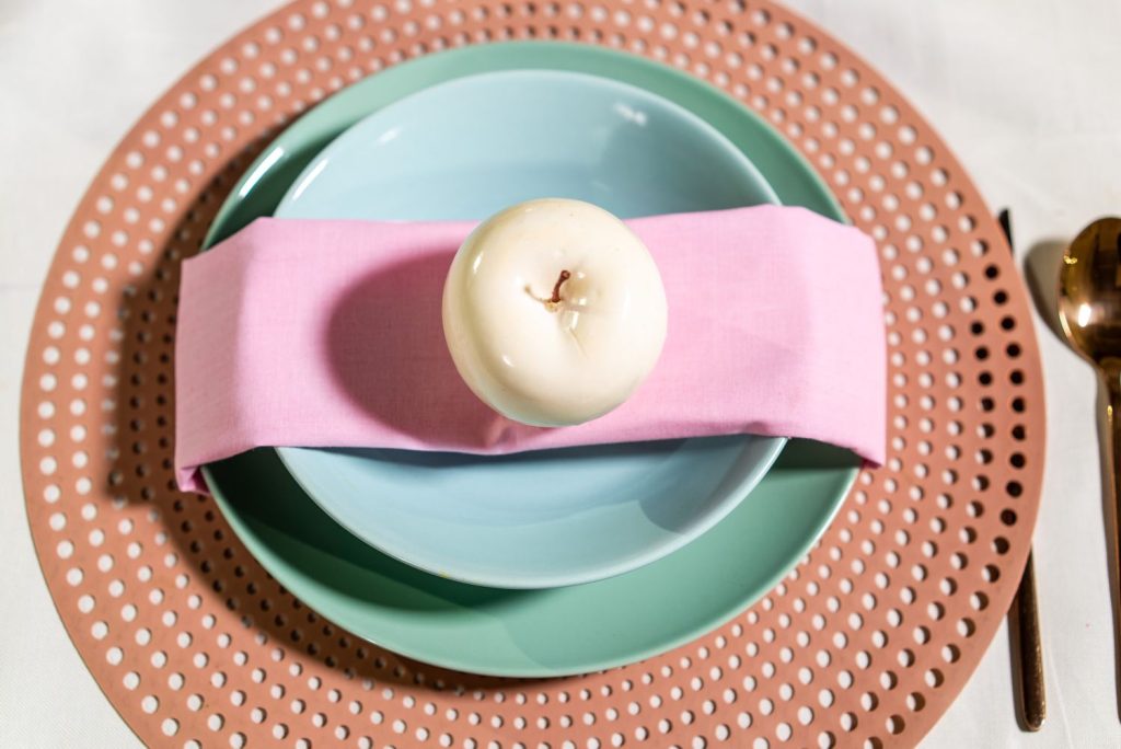 EL estilo en la mesa tiene nombre de mujer: Lola Bauer 93 bajo plato salm