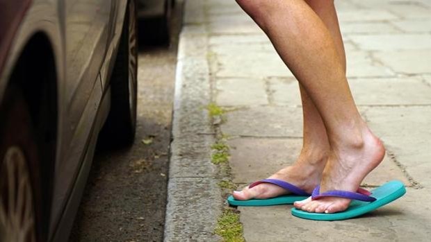 ¿Cuándo la DGT puede multarte por usar chanclas?