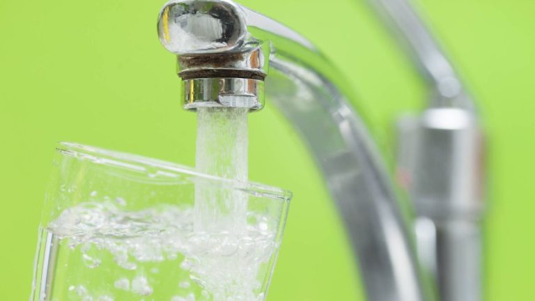 Estas son las ciudades de España donde más se paga por el agua, según la OCU