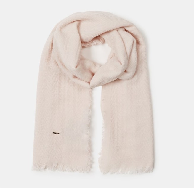 El Corte Inglés: Déjate de preocuparte por el "¿y si refresca?", con estos chales y fulares veraniegos a precios de escándalo 7 fular liso desflecado latouche