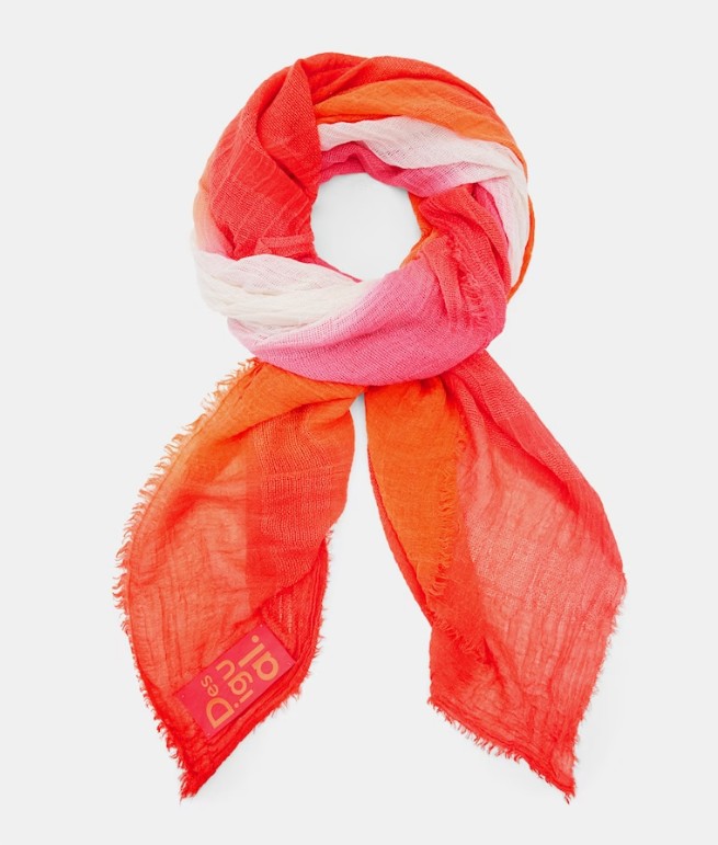 El Corte Inglés: Déjate de preocuparte por el "¿y si refresca?", con estos chales y fulares veraniegos a precios de escándalo 5 fular rosa tie dye desigual