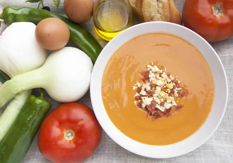 El ingrediente que los cordobeses añaden al salmorejo para lograr una cremosidad y color sorprendentes