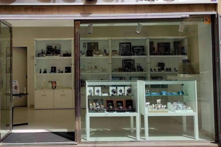 La colección Swatch NEON llega a España de la mano de Elegance; una joyería y relojería reconocida de Tenerife