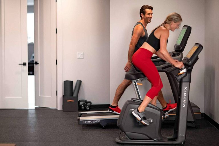 Ejercitarse en casa a través de Johnson Fitness & Wellness y sus máquinas Matrix de alta calidad