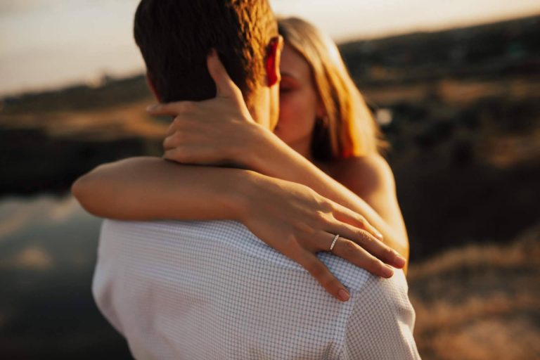 ¿Cuánto cuesta un anillo de compromiso? Guía de precios